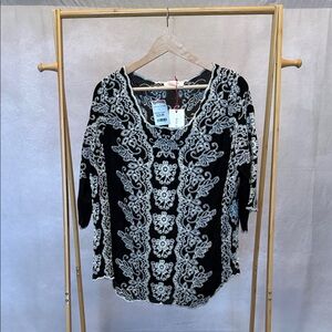 Solitaire Women’s Black and White Patterned Blouse